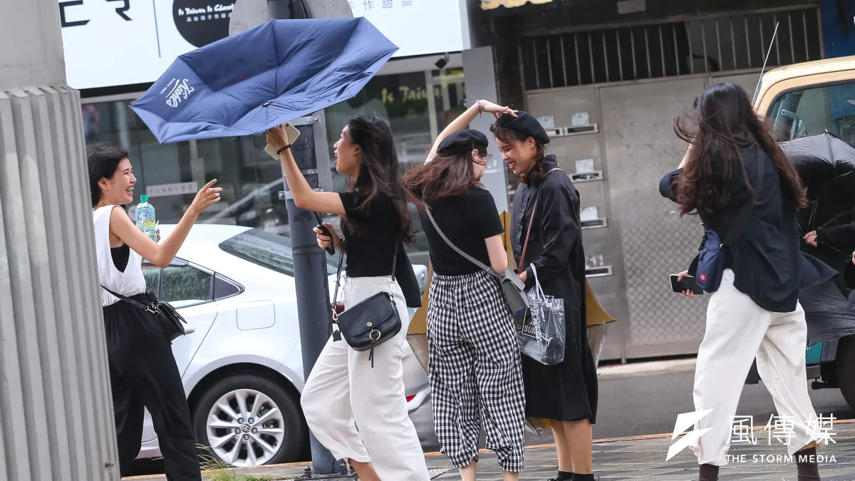 白海豚颱風最新路徑、放颱風假標準、風雨時程一次看。(資料照/顏麟宇攝)