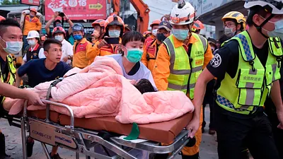 2022年9月18日,台灣東部發生強烈地震,花蓮玉里災情嚴重,圖為消防人員救出被壓在倒塌現場的小孩。(AP)