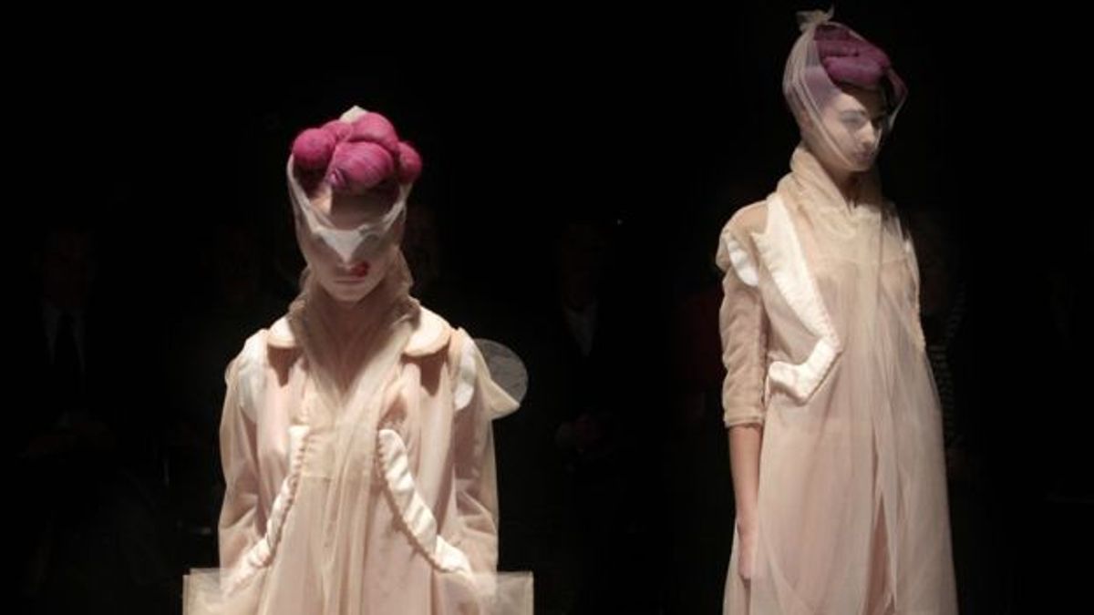 川久保玲作品圖片版權AFP Image caption 挑戰傳統,包括對美、品味和時尚的傳統定義。(BBC中文網) 川久保玲作品圖片版權AFP Image caption 挑戰傳統,包括對美、品味和時尚的傳統定義。(BBC中文網)