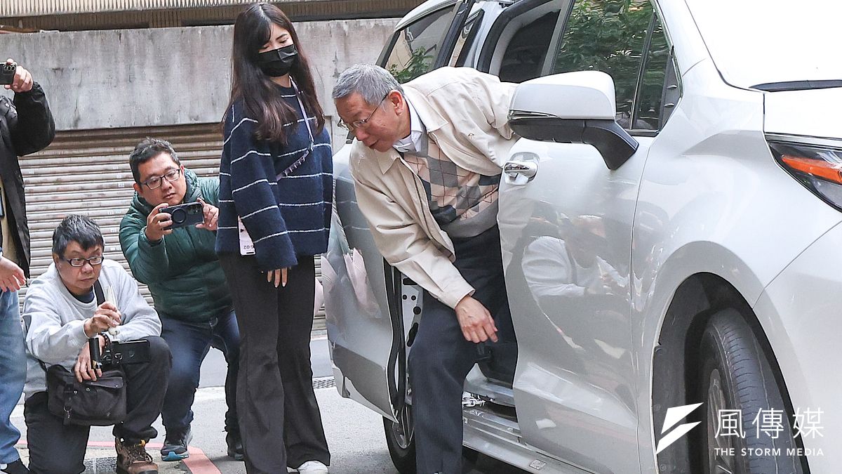 20241230-京華城案被告前台北市長柯文哲30日於交保後返回台北住家,下車時無意間露出右腳踝上的電子腳鐐。(顏麟宇攝) 20241230-京華城案被告前台北市長柯文哲30日於交保後返回台北住家,下車時無意間露出右腳踝上的電子腳鐐。(顏麟宇攝)