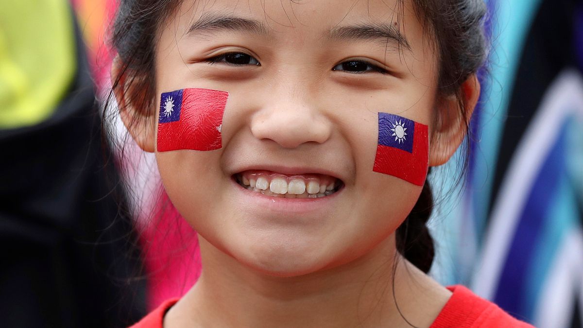 109年國慶:臉上彩繪青天白日國旗的女孩(AP) 109年國慶:臉上彩繪青天白日國旗的女孩(AP)