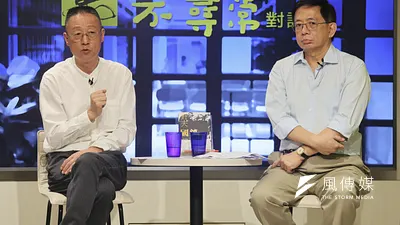 中國作家土家野夫(左)、台大管理學院講座教授管中閔(右)26日出席龍應台文化基金會舉行的「解密中國江湖,歷史與現代的交匯」講座。(柯承惠攝)