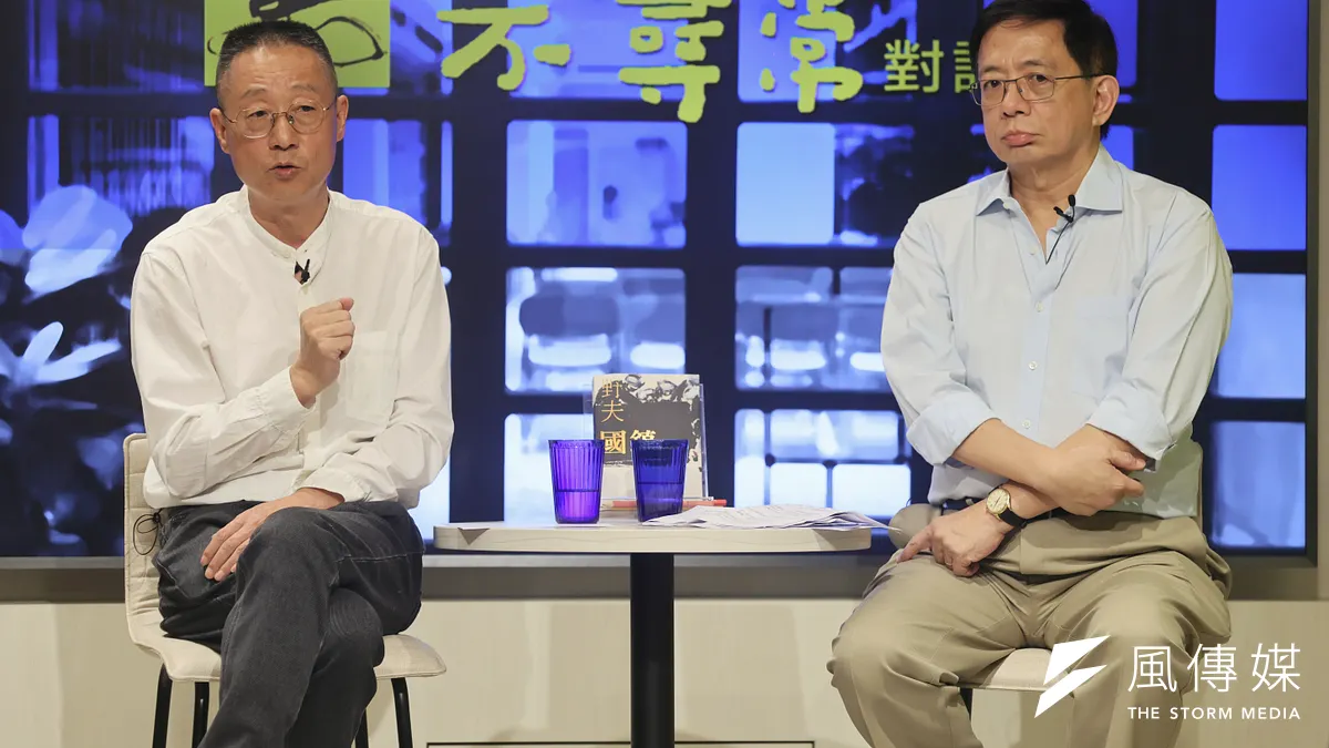 中國作家土家野夫(左)、台大管理學院講座教授管中閔(右)26日出席龍應台文化基金會舉行的「解密中國江湖,歷史與現代的交匯」講座。(柯承惠攝)