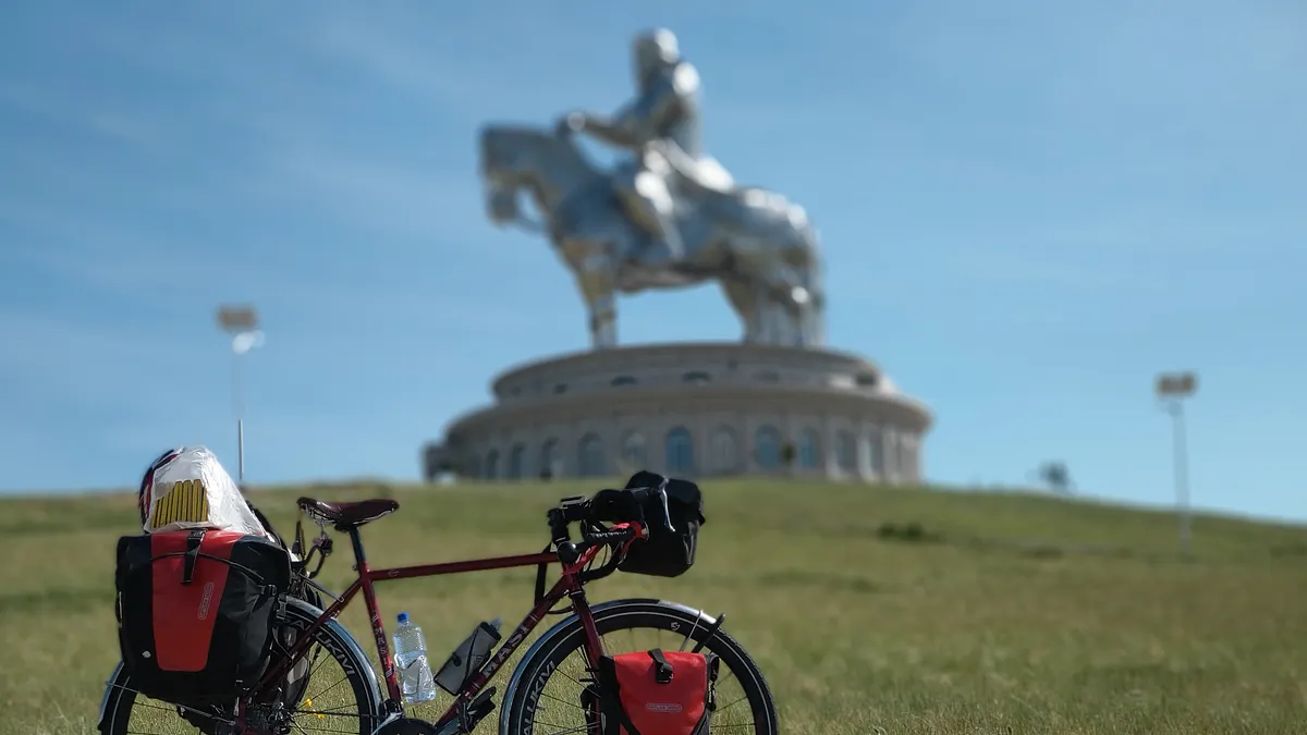 台灣單車騎士曹耀文完成4800多公里的「單人單騎橫貫蒙古」挑戰,為亞洲第一人。(曹耀文提供) 台灣單車騎士曹耀文完成4800多公里的「單人單騎橫貫蒙古」挑戰,為亞洲第一人。(曹耀文提供)