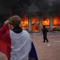 学生による抗議をきっかけに騒乱が拡大し、パリやマルセイユ、リモージュなどフランス各地で激しい抗議行動や衝突が発生。1000人を超える逮捕者が出た。(AP) 学生による抗議をきっかけに騒乱が拡大し、パリやマルセイユ、リモージュなどフランス各地で激しい抗議行動や衝突が発生。1000人を超える逮捕者が出た。(AP)