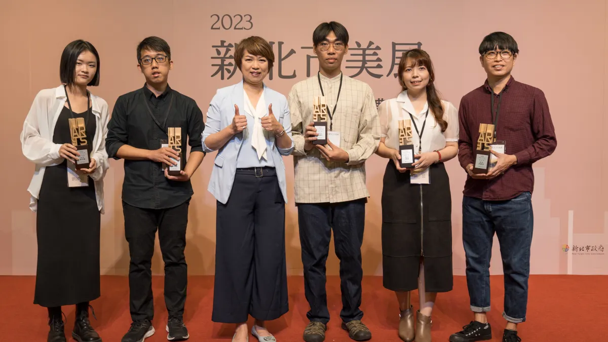 新北市副秘書長龔雅雯(左三)頒發「一般組」五類別第一名(圖/新北市政府文化局提供)