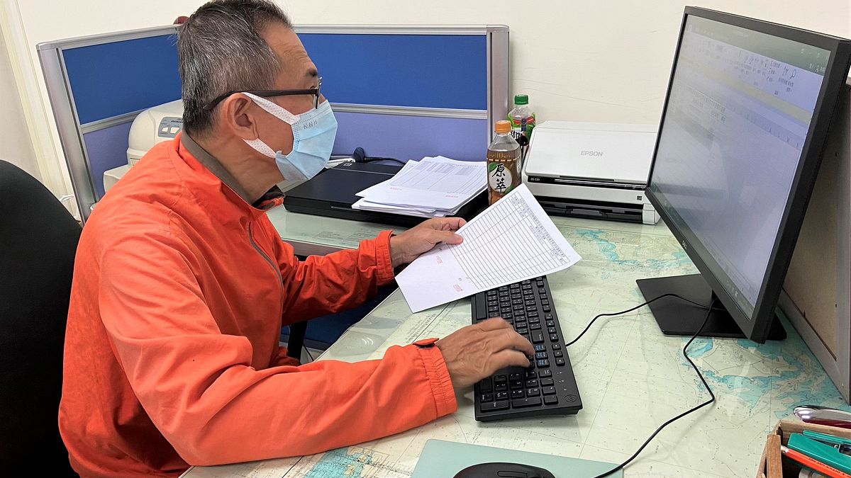 華哥藉由資料整理工作重新熟悉電腦文書操作 。(圖/勞動力發展署北分署提供) 華哥藉由資料整理工作重新熟悉電腦文書操作 。(圖/勞動力發展署北分署提供)