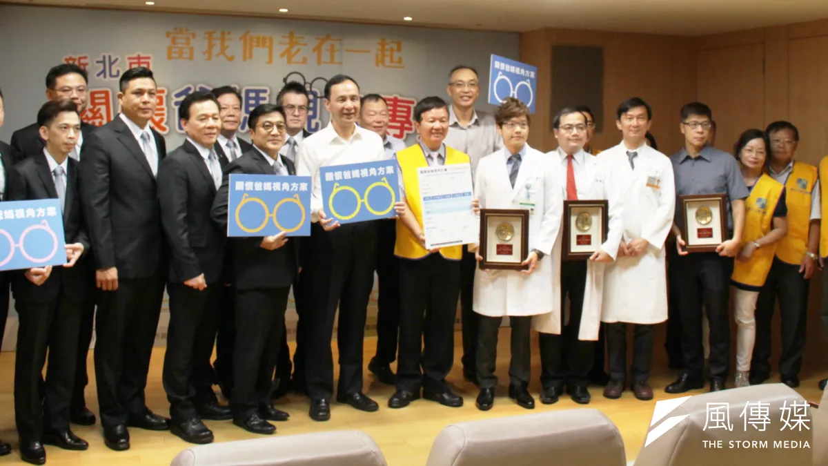 新北市政府結合鐘錶眼鏡商業同業公會及職業工會資源,將送出1萬付老花眼鏡當重陽節貼心禮。(圖/許芳綸攝)