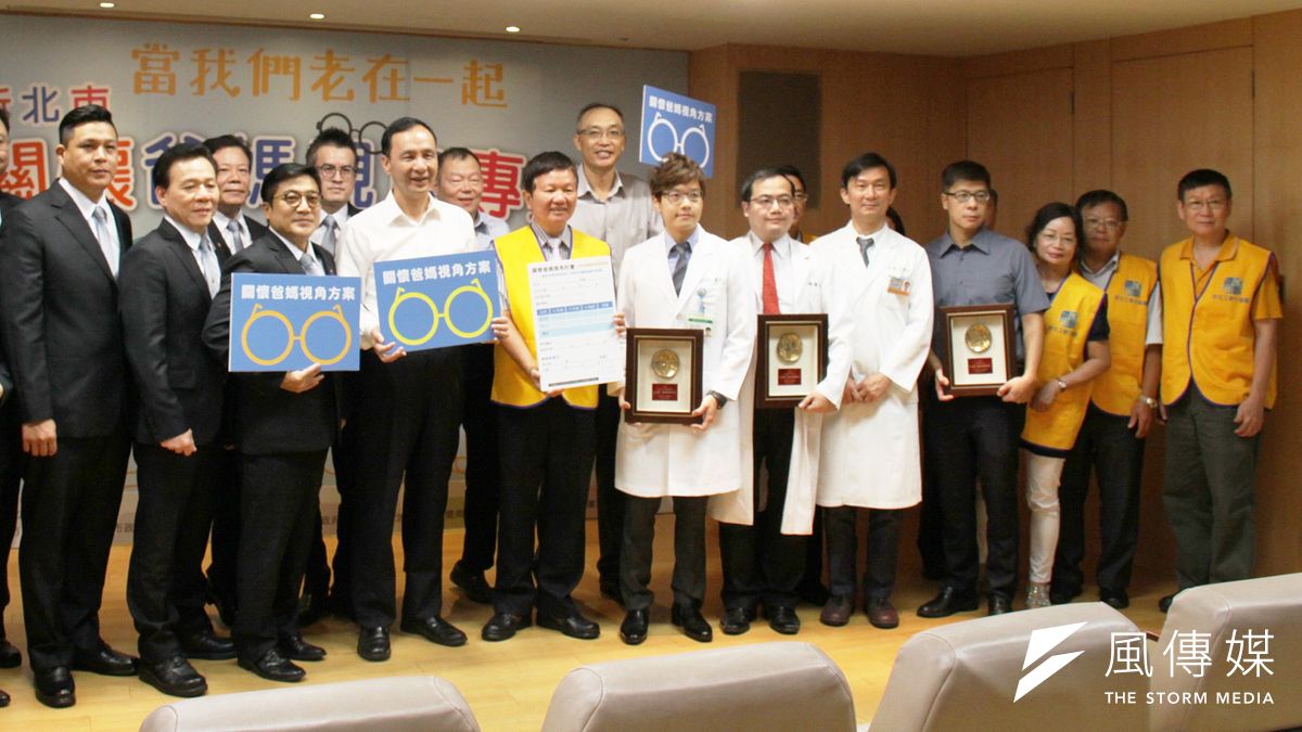 新北市政府結合鐘錶眼鏡商業同業公會及職業工會資源,將送出1萬付老花眼鏡當重陽節貼心禮。(圖/許芳綸攝) 新北市政府結合鐘錶眼鏡商業同業公會及職業工會資源,將送出1萬付老花眼鏡當重陽節貼心禮。(圖/許芳綸攝)