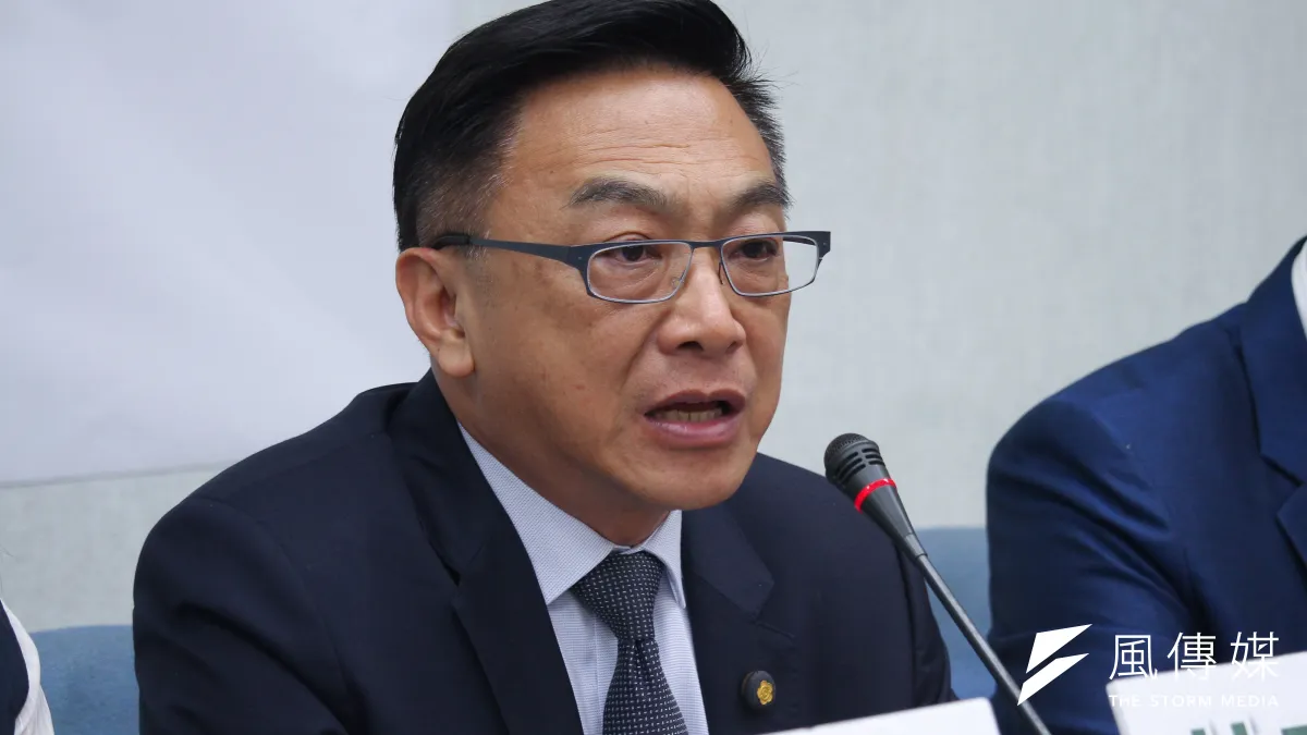 國民黨立委陳宜民(見圖)涉推女警,引發外界熱議,他今天在接受訪問時,再次表達歉意,並對著鏡頭深深一鞠躬,陳宜民說,因為我的推擠動作、造成不舒服,在這致上最深的歉意。(資料照,蔡親傑攝)