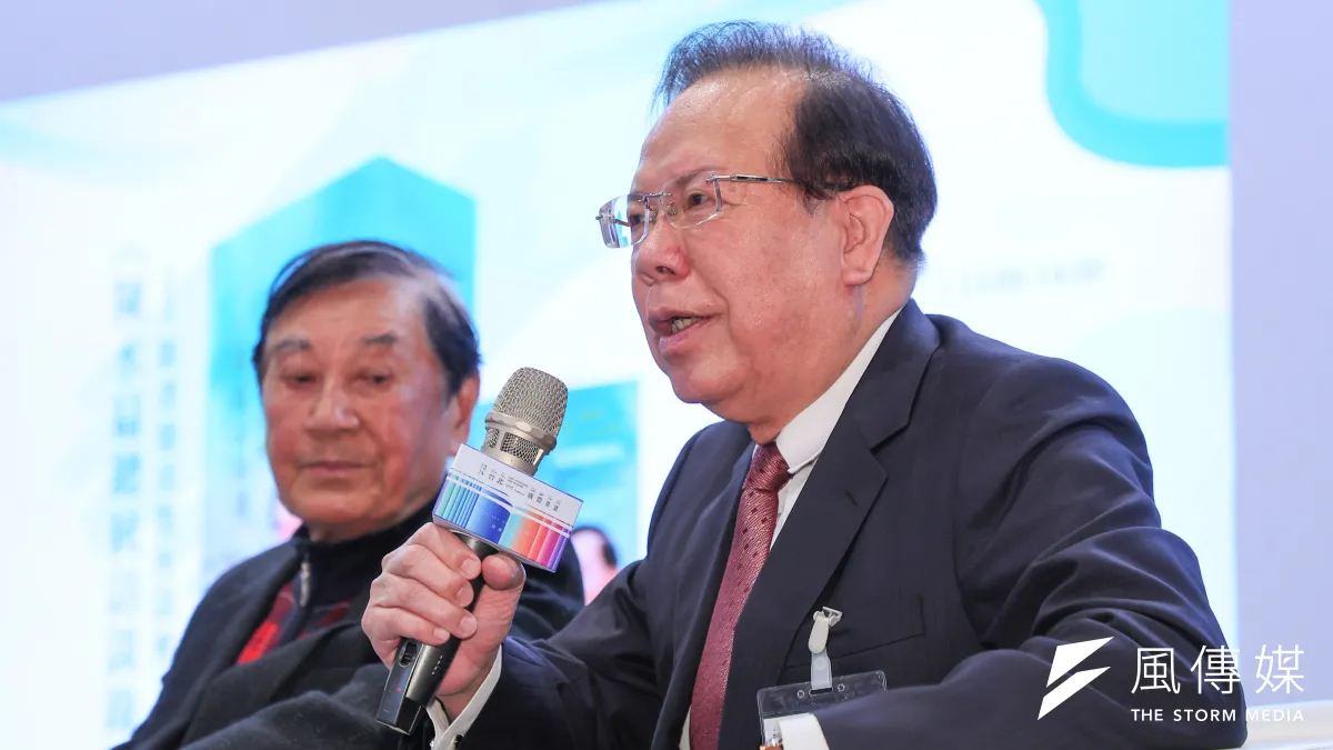 針對女兒顏慧欣的職場霸凌案,前財政部長顏慶章(右)發出聲明。(資料照,顏麟宇攝)