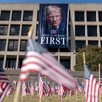 トランプの関税戦は裁判所に違法とされたため打撃を受けたが、最終結果はまだ不明である。写真はアメリカ労働省外に掲げられたトランプの巨大肖像。(写真/AP通信提供) トランプの関税戦は裁判所に違法とされたため打撃を受けたが、最終結果はまだ不明である。写真はアメリカ労働省外に掲げられたトランプの巨大肖像。(写真/AP通信提供)