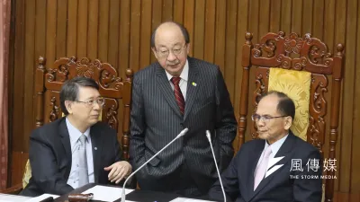 柯建銘(中)宣示為全力審查預算,臨時會將不處理任何法案。(柯承惠攝)