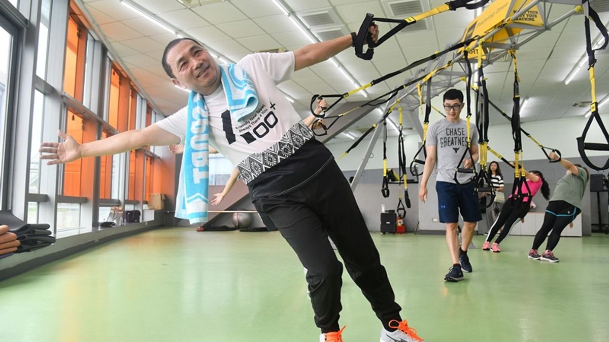 外界質疑民進黨在操作「拉侯打韓」,新北市長侯友宜(見圖)表示,自己不太在乎別人的想法和說法;圖為侯25日前往新莊國民運動中心體驗TRX。(新北市政府提供) 外界質疑民進黨在操作「拉侯打韓」,新北市長侯友宜(見圖)表示,自己不太在乎別人的想法和說法;圖為侯25日前往新莊國民運動中心體驗TRX。(新北市政府提供)