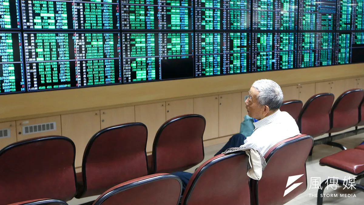 股市熱,連澎湖小學校長也跟著搶進,三年半期間買賣(郭晉瑋攝) 股市熱,連澎湖小學校長也跟著搶進,三年半期間買賣(郭晉瑋攝)