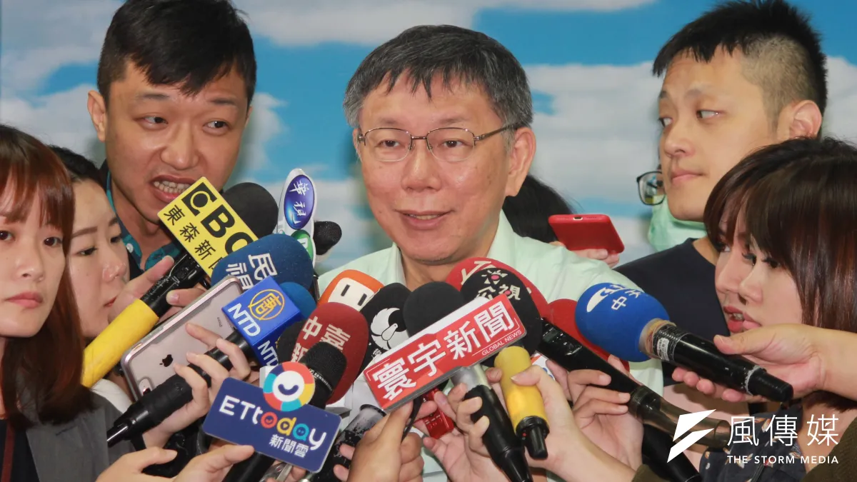 台北市長柯文哲行動競選總部17日亮相,受訪時表示,因為後來他沒有設競選總部,但他發現,選舉最後1個月要辦分區小型造勢場都要搭舞台,算一算,就1輛車到處移就好了,可以省下很多錢。(方炳超攝)