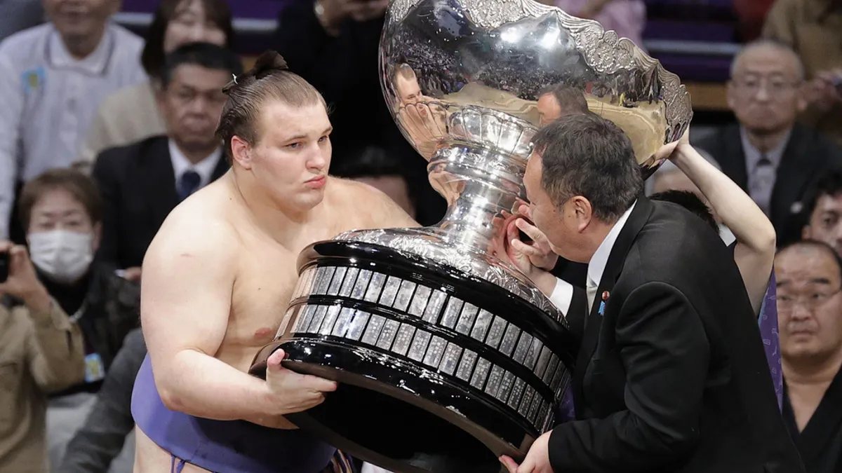 ウクライナ出身の力士・安青錦新大(左)が、九州場所で大相撲初優勝を果たした。(写真/AP通信提供) ウクライナ出身の力士・安青錦新大(左)が、九州場所で大相撲初優勝を果たした。(写真/AP通信提供)