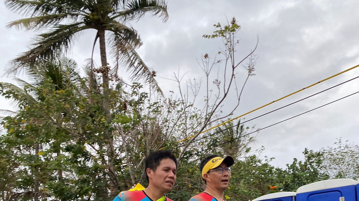 陳雨德(右)在226超級鐵人賽中陪跑視障者。(陳雨德提供) 陳雨德(右)在226超級鐵人賽中陪跑視障者。(陳雨德提供)