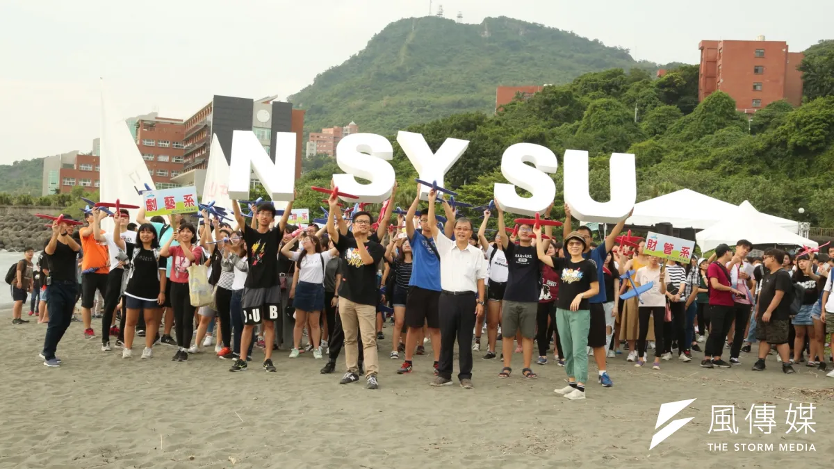 國立中山大學舉辦一系列迎新活動,為了讓大一新鮮人感受中山得天獨厚的地理環境,校方首次移師西子灣沙灘「開趴」。(圖/徐炳文攝)