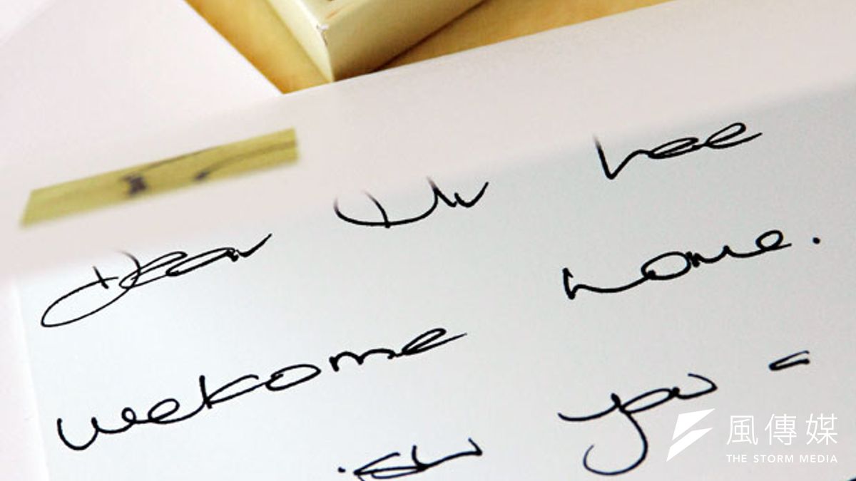 仔細看,這張卡片手寫著「De-a-r-Mr.-L-e-e,-we-l-c-omehome.」,這是攝影記者李明宜第二次入住上海柏悅酒店 (Park-Hyatt)時,房間裡擺放的問候卡。相較於第一次入住時卡片上所寫的「Mr.-Lee,-Welcome-to-ParkHyatt.」, 顯現出超五星飯店的細心體貼。 仔細看,這張卡片手寫著「De-a-r-Mr.-L-e-e,-we-l-c-omehome.」,這是攝影記者李明宜第二次入住上海柏悅酒店 (Park-Hyatt)時,房間裡擺放的問候卡。相較於第一次入住時卡片上所寫的「Mr.-Lee,-Welcome-to-ParkHyatt.」, 顯現出超五星飯店的細心體貼。