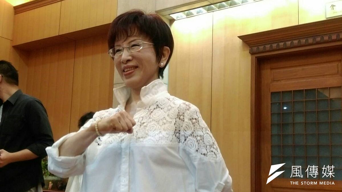 立院副院長洪秀柱27日和媒體談到自己的民調數字,頗有信心。(周怡孜攝) 立院副院長洪秀柱27日和媒體談到自己的民調數字,頗有信心。(周怡孜攝)