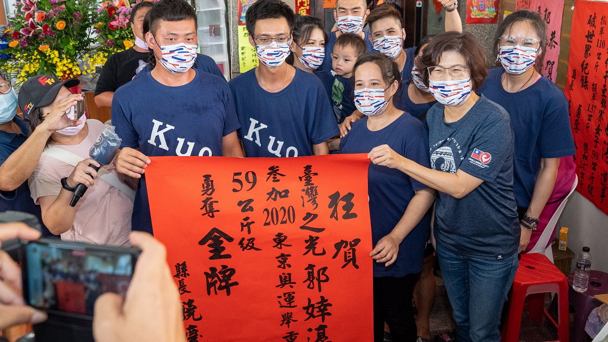 臺東之光舉重選手郭婞淳在東京奧運舉重奪金,縣長饒慶鈴前往祝賀。(圖/台東縣教育處提供) 臺東之光舉重選手郭婞淳在東京奧運舉重奪金,縣長饒慶鈴前往祝賀。(圖/台東縣教育處提供)