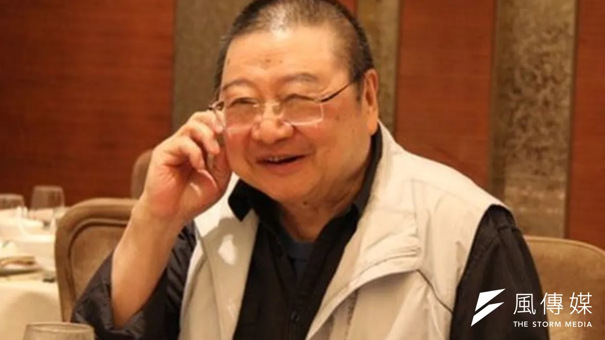 倪匡笑稱自己是自有人類以來,漢字寫最多的人,他女兒則笑他寫稿不用腦,所以沒有白頭髮。(中評網)