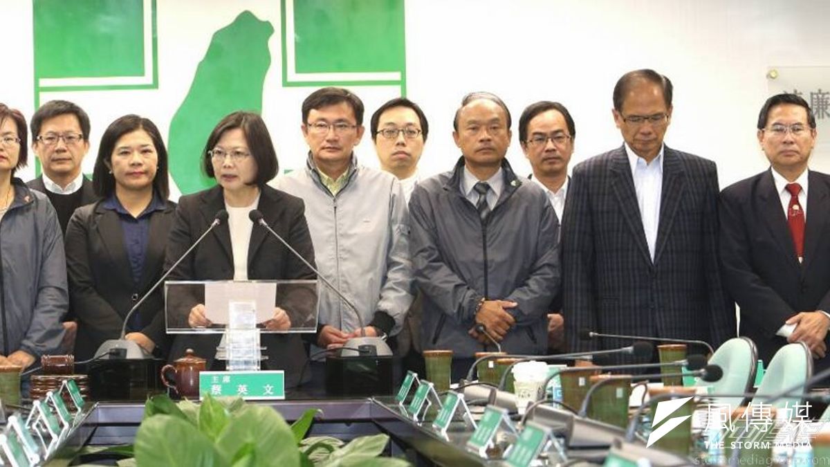 復興航空再傳空難,民進黨4日下午中執會,黨中央取消原訂的立委補選造勢活動,黨主席蔡英文也發表公開談話,指個人感到震驚、遺憾與不捨。(吳逸驊攝) 復興航空再傳空難,民進黨4日下午中執會,黨中央取消原訂的立委補選造勢活動,黨主席蔡英文也發表公開談話,指個人感到震驚、遺憾與不捨。(吳逸驊攝)