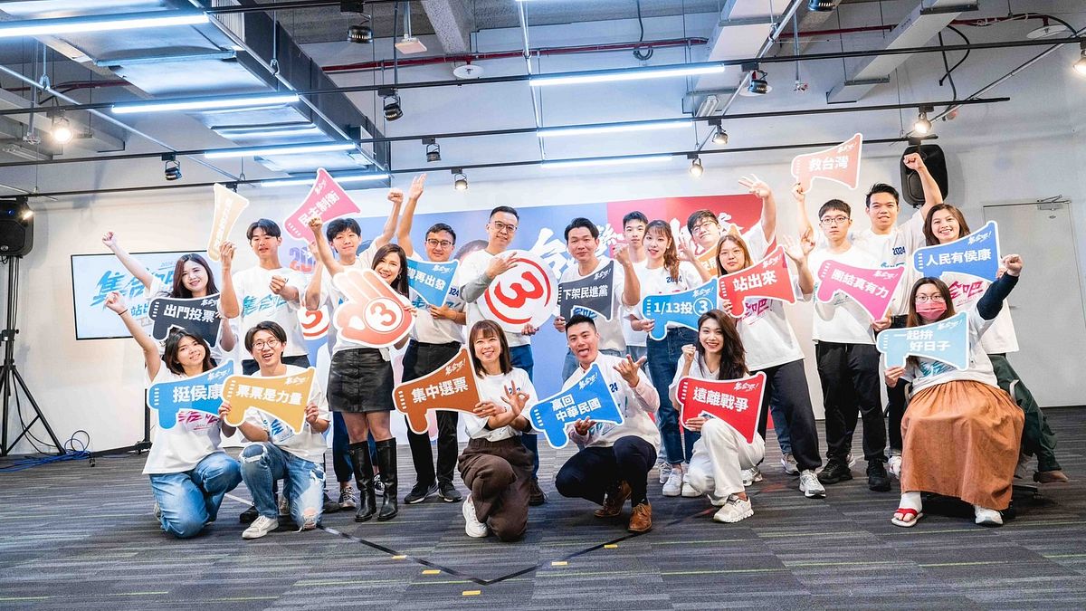 國民黨總統候選人侯友宜競選辦公室舉行「集中選票召集令,選前催票記者會」,團隊青年身穿「集合吧」T-Shirt,號召全民共同站出來,並高喊「集中選票,出門投票!」。(圖/侯友宜競選辦公室提供) 國民黨總統候選人侯友宜競選辦公室舉行「集中選票召集令,選前催票記者會」,團隊青年身穿「集合吧」T-Shirt,號召全民共同站出來,並高喊「集中選票,出門投票!」。(圖/侯友宜競選辦公室提供)