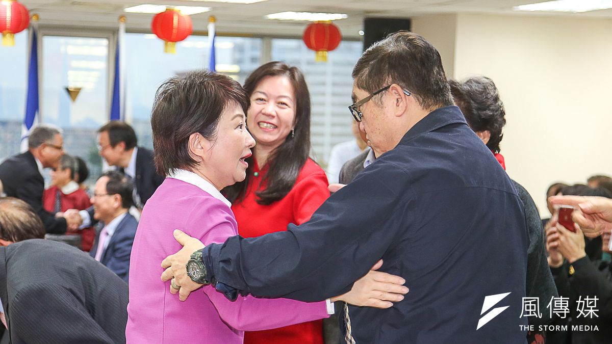 國民黨新春團拜,已提名參選台中市長的立委盧秀燕受到與會來賓握手加油。(陳明仁攝) 國民黨新春團拜,已提名參選台中市長的立委盧秀燕受到與會來賓握手加油。(陳明仁攝)