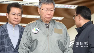 民眾黨主席柯文哲(中)與民進黨內的誰還能合作,可能牽動閣揆布局。(柯承惠攝)
