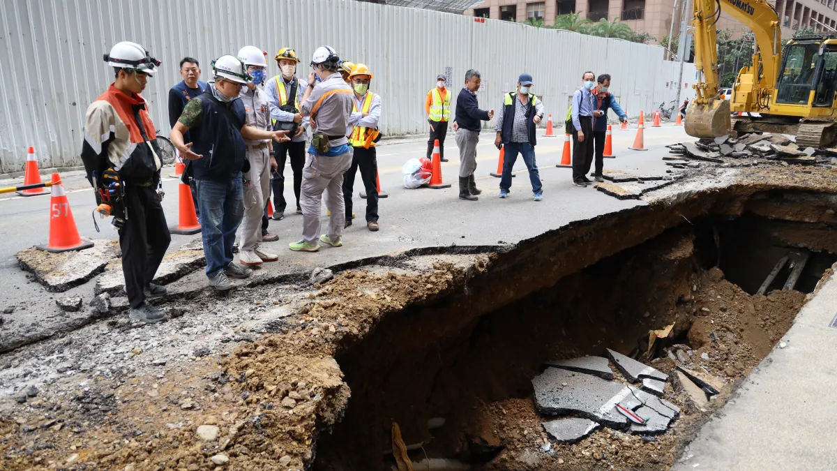 新竹縣府要求建商以透地雷達設備檢測周邊道路,1週內進場及1週至少1次檢測。(圖/新竹縣政府提供)
