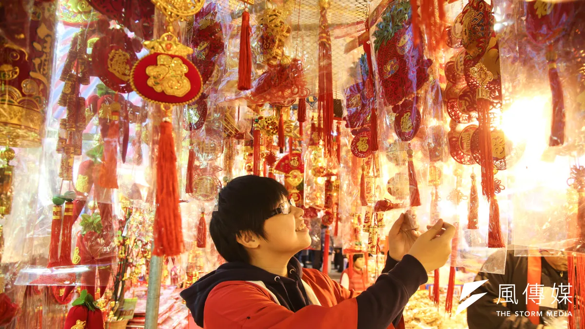 過年時店鋪商家鑼鼓喧天播放著〈恭喜恭喜〉,這是最為俗艷的賀歲歌之一。(資料照,陳明仁攝)