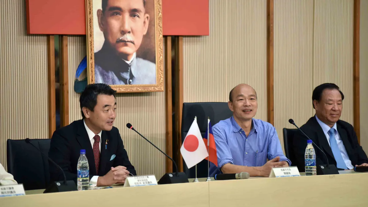 日本自由民主黨青年局局長佐佐木紀眾議員(左)22日率團拜會高雄市長韓國瑜(中)。韓國瑜表示,這對日台青年交流、學習、切磋及成長有巨大影響和幫助,期待未來更多與日本的交流與合作。(高雄市府提供)
