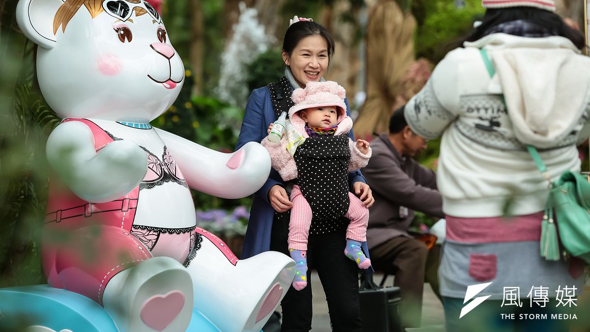 台北士林官邸內到處都是泰迪熊,也可見遊客開心與熊熊合影。(顏麟宇攝) 台北士林官邸內到處都是泰迪熊,也可見遊客開心與熊熊合影。(顏麟宇攝)