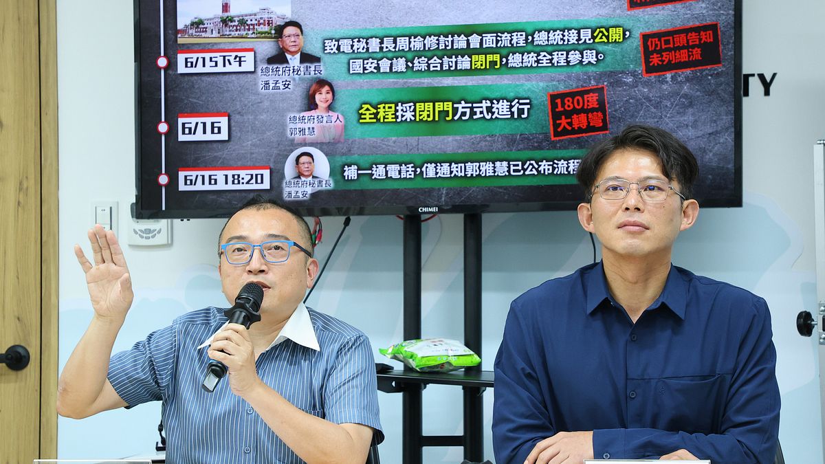 民眾黨主席黃國昌(右)、秘書長周榆修(左)17日召開記者會回應,明日將不克出席總統府國安簡報。(顏麟宇攝) 民眾黨主席黃國昌(右)、秘書長周榆修(左)17日召開記者會回應,明日將不克出席總統府國安簡報。(顏麟宇攝)