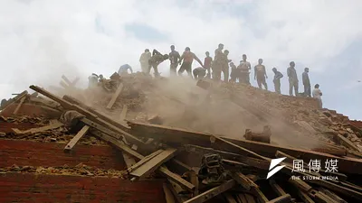 尼泊爾許多房屋倒塌,造成民眾無家可歸或是害怕餘震不敢返家。(美聯社)