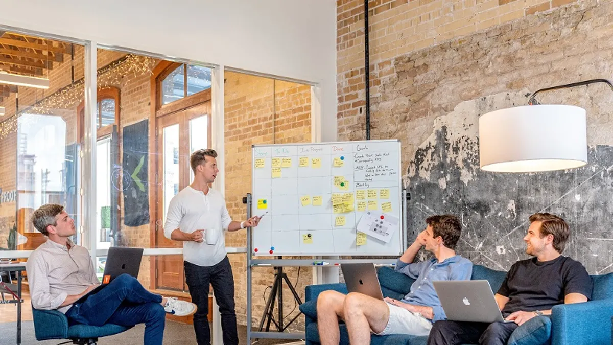 經常把「我覺得⋯⋯」掛在嘴邊的人,讓人感覺沒有自信、沒有說服力,那我們可以怎麼說呢?(圖/unsplash) 經常把「我覺得⋯⋯」掛在嘴邊的人,讓人感覺沒有自信、沒有說服力,那我們可以怎麼說呢?(圖/unsplash)