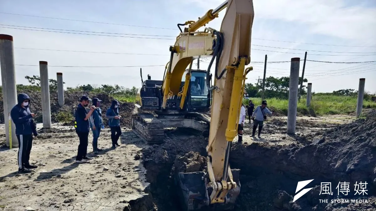 台南市政府113年8月配合台南地檢署、環境部等單位多次前往七股、善化、安南等區執行開挖、調查與搜索,在3處漁電共生光電案場及13處魚塭或閒置土地挖出廢棄物,以營建混合物居多。(台南市政府提供) 台南市政府113年8月配合台南地檢署、環境部等單位多次前往七股、善化、安南等區執行開挖、調查與搜索,在3處漁電共生光電案場及13處魚塭或閒置土地挖出廢棄物,以營建混合物居多。(台南市政府提供)
