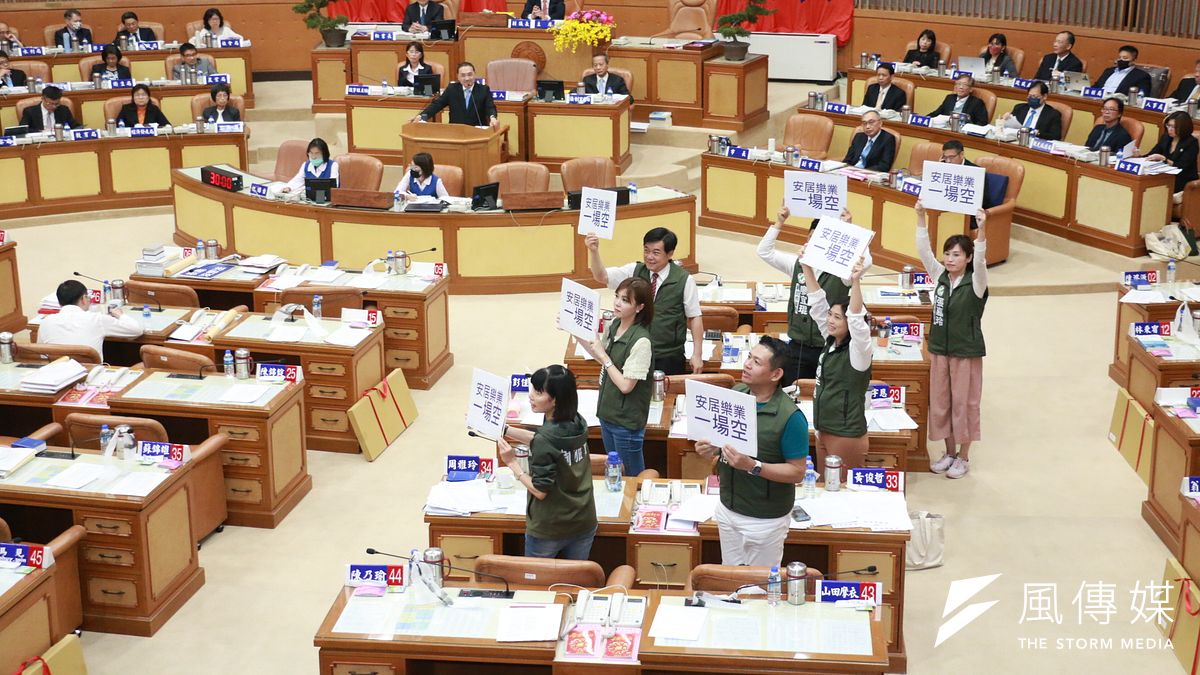 民進黨團下午質詢市長侯友宜,批他不安也不專心市政,導致市政及治安出包,舉牌指控他「安居樂業是一場空」。(圖/李梅瑛攝) 民進黨團下午質詢市長侯友宜,批他不安也不專心市政,導致市政及治安出包,舉牌指控他「安居樂業是一場空」。(圖/李梅瑛攝)
