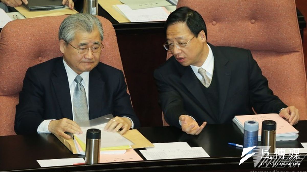 前行政院長江宜樺(右)為9合1選舉慘敗引咎辭職,遺缺由副院長毛治國(左)接任。(余志偉攝) 前行政院長江宜樺(右)為9合1選舉慘敗引咎辭職,遺缺由副院長毛治國(左)接任。(余志偉攝)