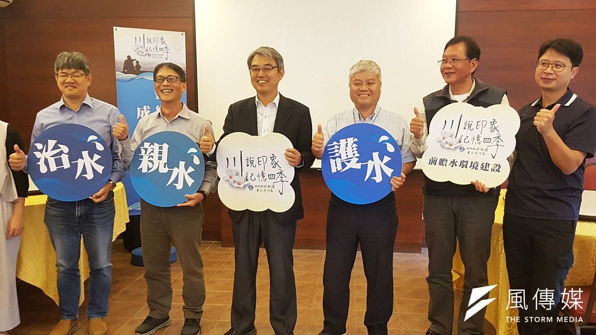 第二河川局局長楊人傑(左三)帶領各課室主管,說明年度桃竹苗四縣市治水工作辦理情形。(圖/方詠騰) 第二河川局局長楊人傑(左三)帶領各課室主管,說明年度桃竹苗四縣市治水工作辦理情形。(圖/方詠騰)