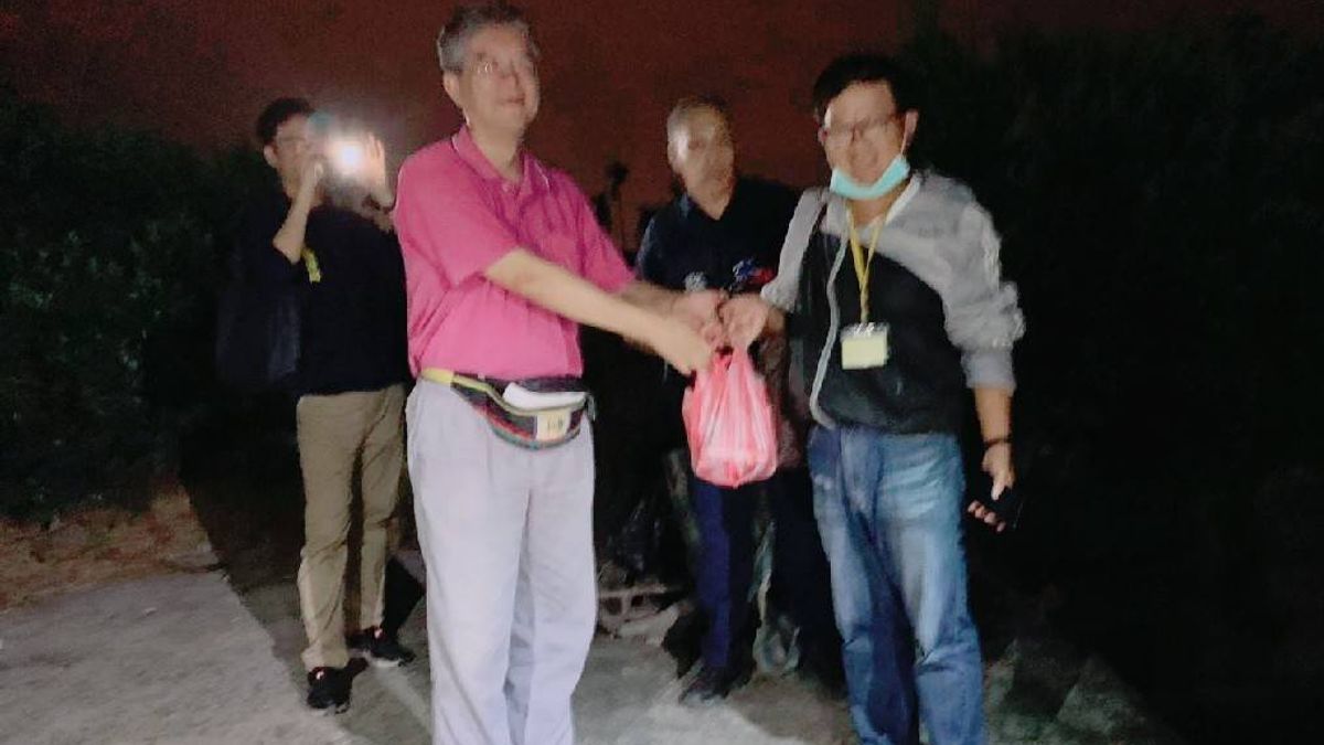 吉洋工作站站長劉文政(左)聽從呂文豪處長指示,在污染處第一時刻先止血關閉水源避免污染擴大,並與環保局人員發現農藥污染証據。(圖/農田水利署高雄管理處提供) 吉洋工作站站長劉文政(左)聽從呂文豪處長指示,在污染處第一時刻先止血關閉水源避免污染擴大,並與環保局人員發現農藥污染証據。(圖/農田水利署高雄管理處提供)