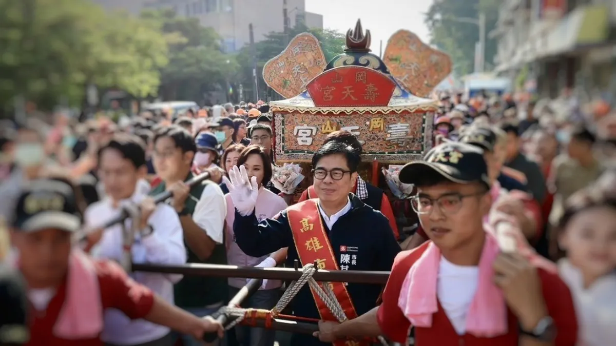 市長陳其邁出席「高雄三山媽祖暨白沙屯媽祖贊境賜福遶境」,參香祈福並親自點燃起馬炮、扶轎起駕,恭迎聖駕巡安。(圖/高市府提供) 市長陳其邁出席「高雄三山媽祖暨白沙屯媽祖贊境賜福遶境」,參香祈福並親自點燃起馬炮、扶轎起駕,恭迎聖駕巡安。(圖/高市府提供)