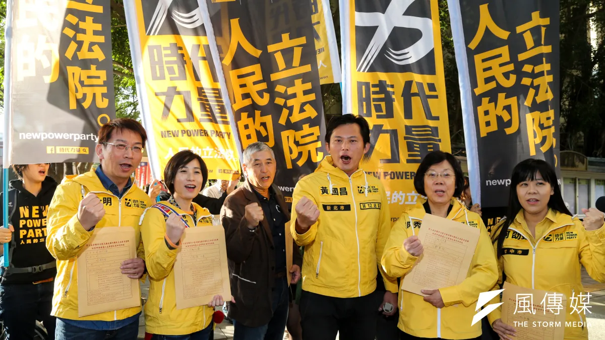 在第三勢力中,時代力量的選況最被看好,圖為該黨領導人黃國昌率時代力量不分區登記參選。(資料照片,陳明仁攝)