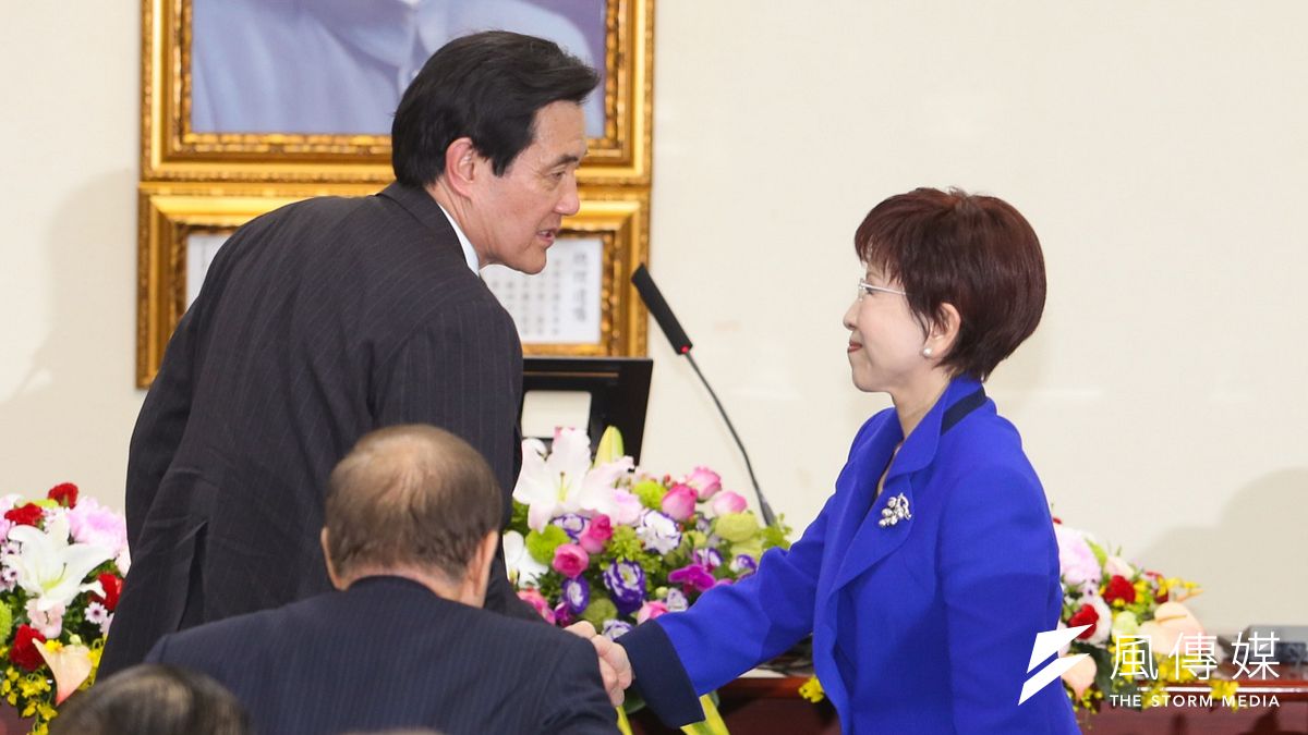 國民黨主席洪秀柱(右)30日正式上任,總統馬英九表示,國民黨會有機會再度為全國人民服務,但一定要徹底真誠推動相關改革。(陳明仁攝) 國民黨主席洪秀柱(右)30日正式上任,總統馬英九表示,國民黨會有機會再度為全國人民服務,但一定要徹底真誠推動相關改革。(陳明仁攝)