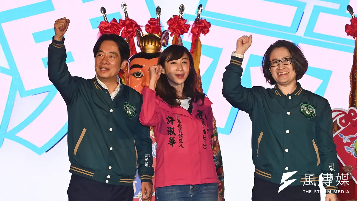 賴清德(左)與蕭美琴(右)30日晚間幫許淑華(中)站台,賴清德表示許淑華當選就能阻擋韓國瑜當立法院長。(陳昱凱攝)