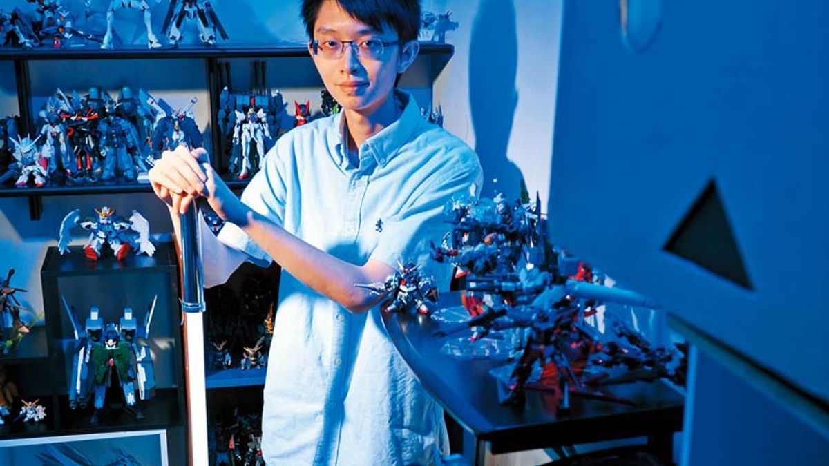 金克杰是製作機器人、鋼彈模型、電子玩具的玩家兼專家。(圖/黃建賓攝影,親子天下提供) 金克杰是製作機器人、鋼彈模型、電子玩具的玩家兼專家。(圖/黃建賓攝影,親子天下提供)