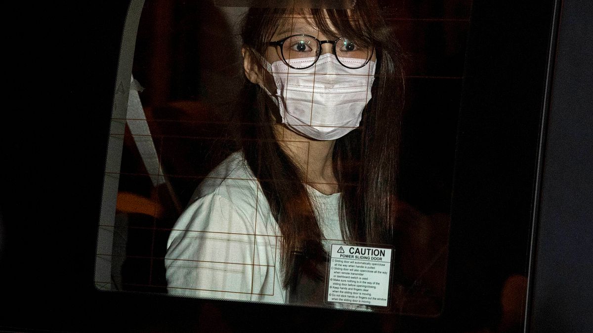 10日傍晚,前香港眾志成員周庭被依《港版國安法》勾結外國勢力罪名拘捕。(美聯社) 10日傍晚,前香港眾志成員周庭被依《港版國安法》勾結外國勢力罪名拘捕。(美聯社)