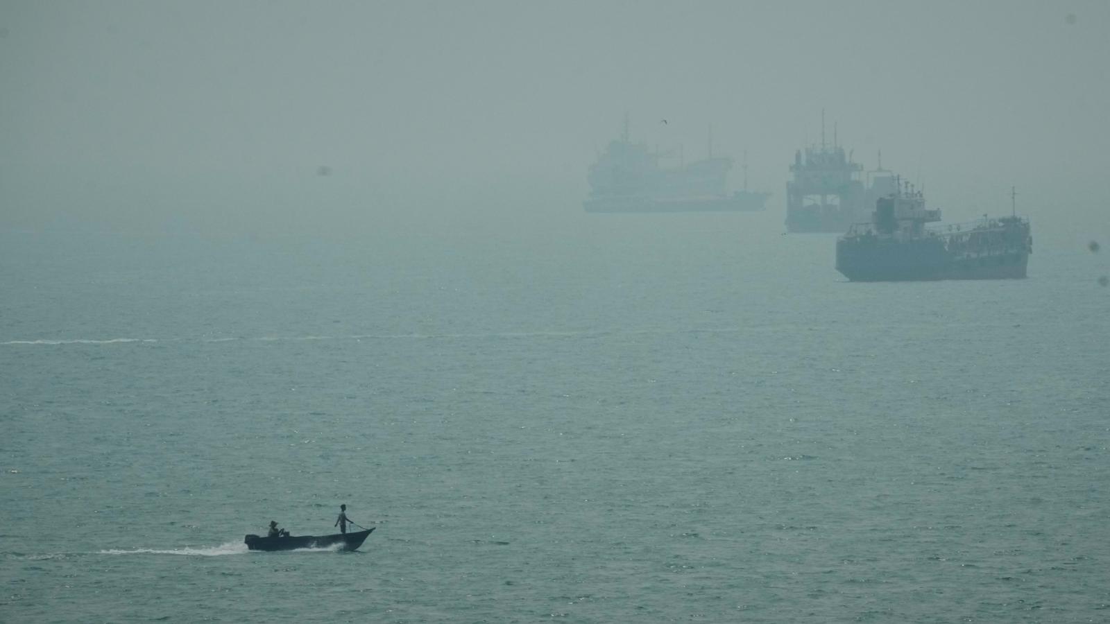 荷莫茲海峽又爆攻擊 12名船員受傷印度嚴正關切 阿曼空軍出動救援